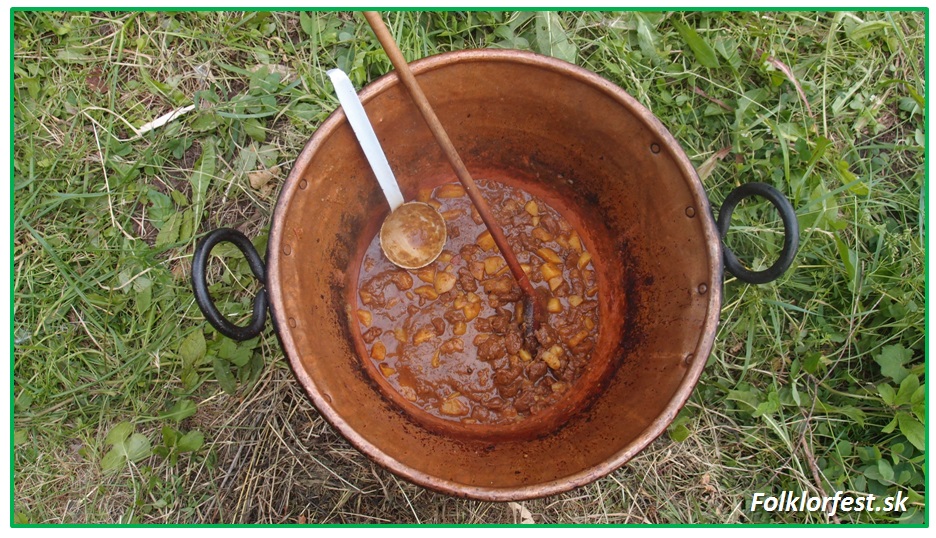 Súťaž vo varení gulášu z ovčieho mäsa 2014 Východná