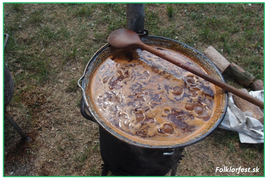 Súťaž vo varení hovädzieho gulášu  Veľké Leváre 2014
